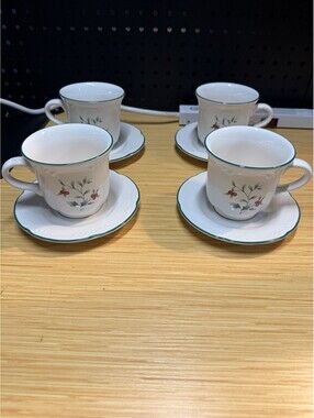 Pfaltzgraff Winterberry 4 Cups and Saucers Christmas holiday set of 4 VTG